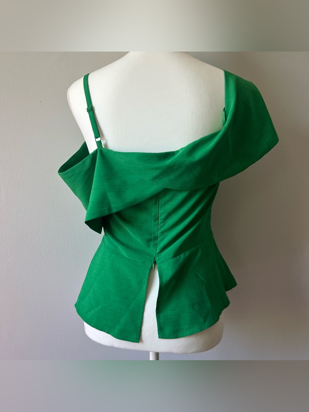 Anthropologie’s Lulumari Kelly Green Asymmetrical Structured Blouse Top Size S - Picture 2 of 5